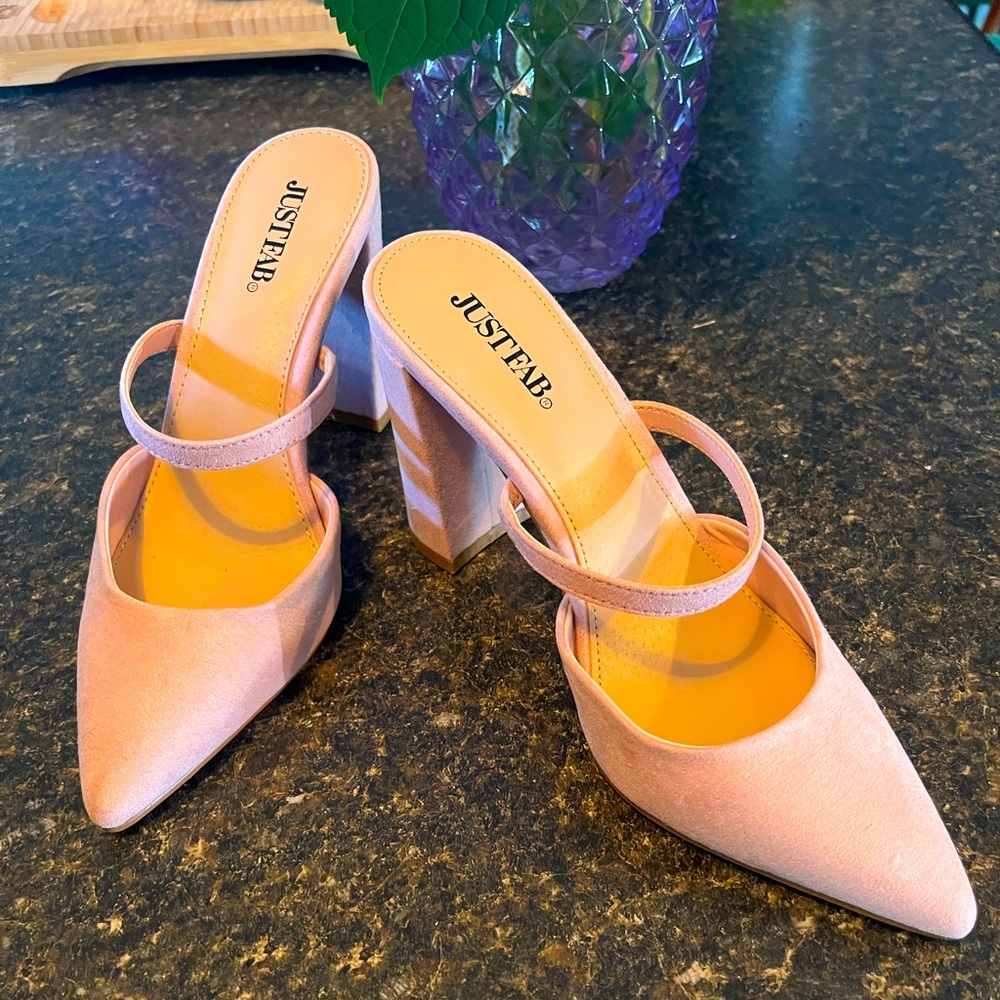 BRAND NEW! Just Fab pumps